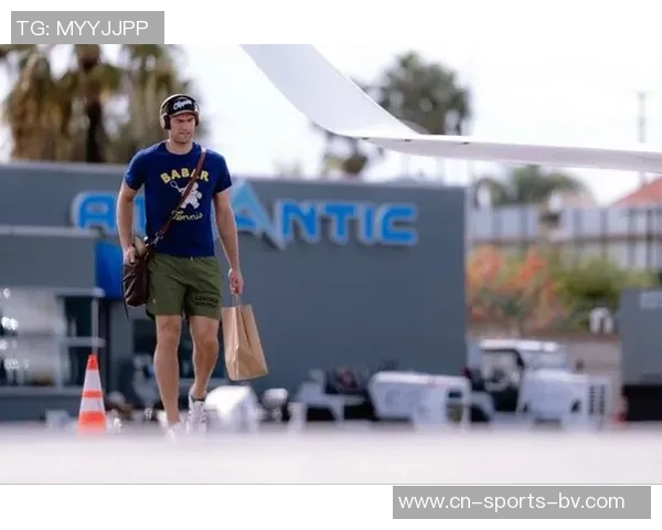 快船客场挑战国王小卡哈登卫衣亮相科林斯酷炫登机照曝光 快船客场挑战国王小卡哈登卫衣亮相科林斯酷炫登机照曝光