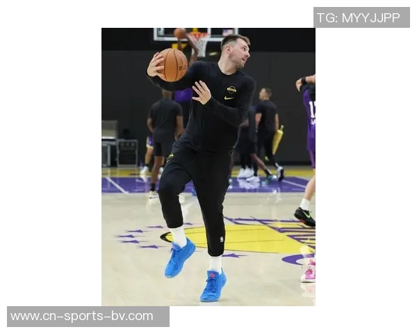 雷迪克透露东契奇全力参与训练里夫斯因脚踝不适仅部分参与